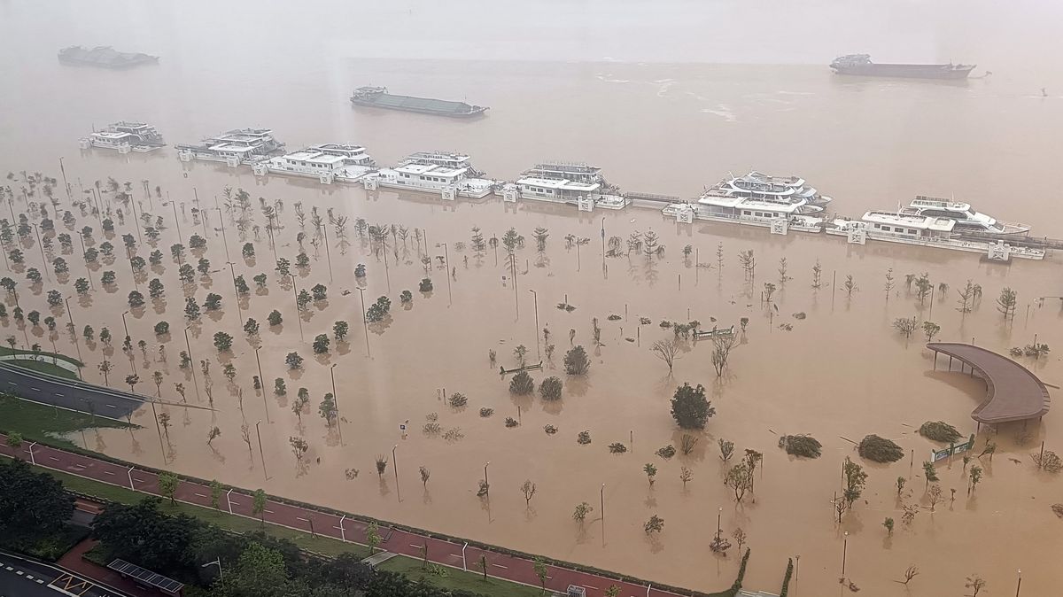 Obrazem: Rozsáhlé záplavy v Číně. Hrozí stoletá voda